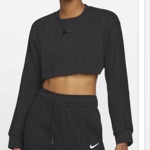 Nike The Nike Tee Dri-FIT Crop Top